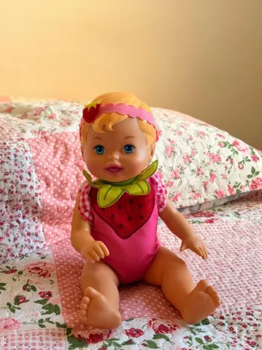 Boneca Baby Alive fantasia de moranguinho