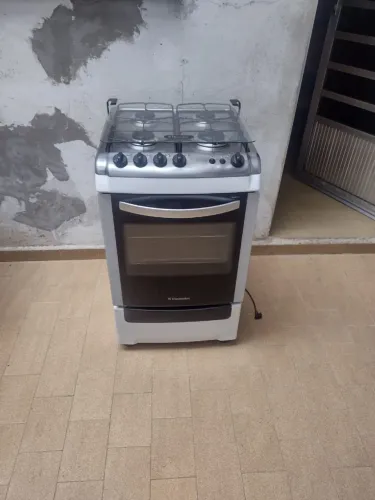 Fogão Electrolux automático funcionando tudo bem conservado e limpo. 