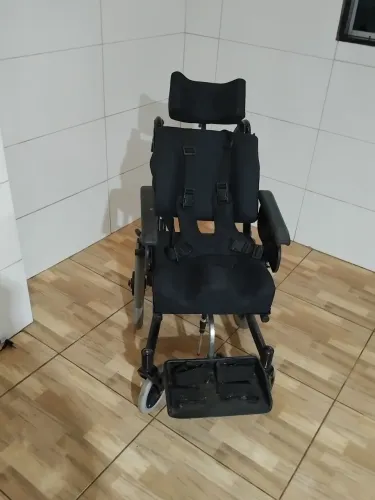 Vende se uma cadeira de rodas pra criança  especial 
