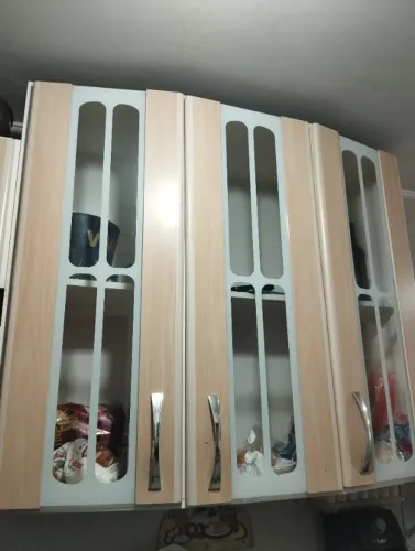 Armário de parede 3 portas com vidro + armário de cima da geladeira