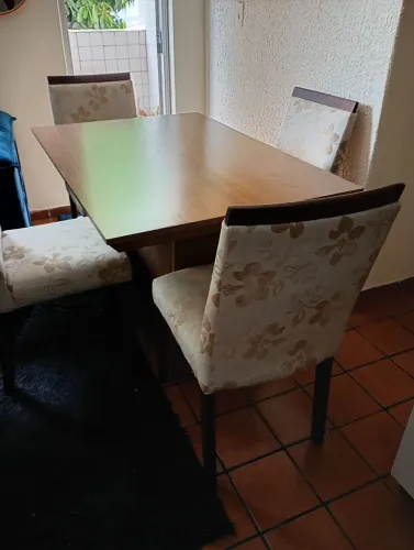 Vende-se uma mesa com 4 Cadeiras todas de madeira
