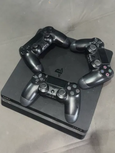 PlayStation 4 com 3 controles