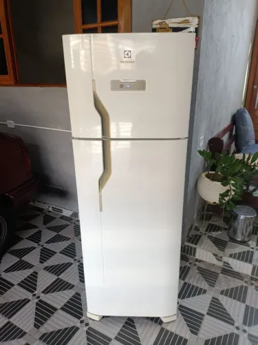 GELADEIRA ELETROLUX FROST FREE 310 LITROS/ 220 VOLTS FUNCIONANDO PERFEITAMENTE
