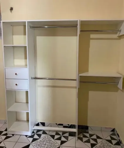 Closet com araras em mdf