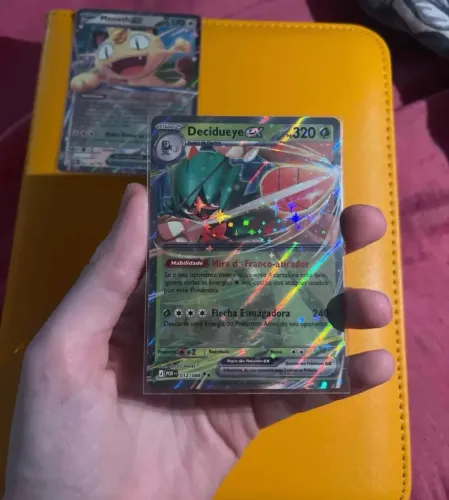 Duas cartas Pokémon - Decidueye e Meowth