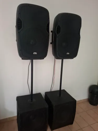 2 caixas de som com 2 subgrave