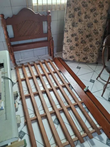 Cama de Solteiro de Madeira Maciça com Estrado