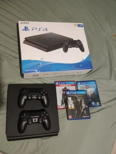 Ps4 slim bloqueado 1 TB  2 controles+ 3 jogos mídia física +4 jogos mídia digital 