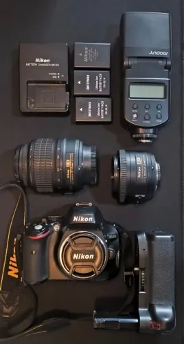 Máquina fotográfica Nikon D5100 + assessórios + brinde