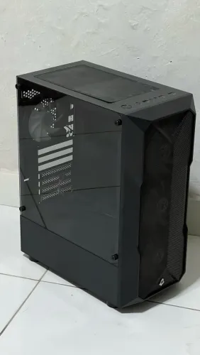 Gabinete Gamer com tampa lateral de vidro