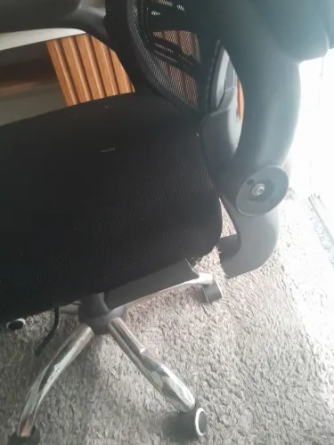Vendo cadeira quebrou o encosto