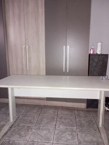 Mesa de escritório funcional para todos objeto.