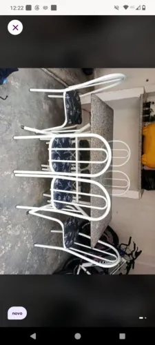 Mesa de marmore com as cadeiras passo cartao