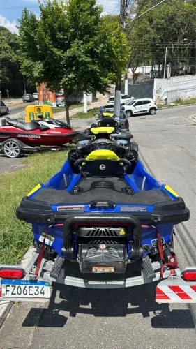 Jet ski semi novo 