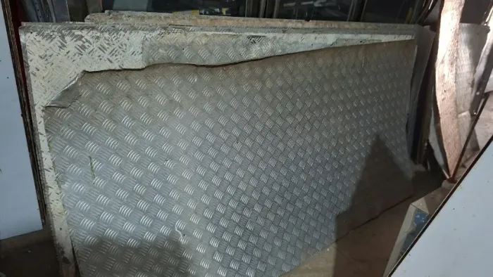 Chapa de alumínio antiderrapante. Valor: 20,00 reais o kg.