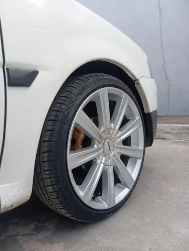 Rodas R17 + pneus 195/40.