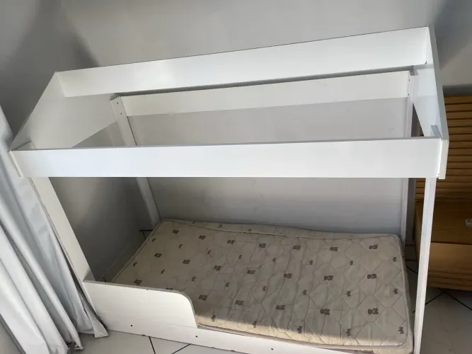 Guarda roupa infantil e mini cama montessoriana