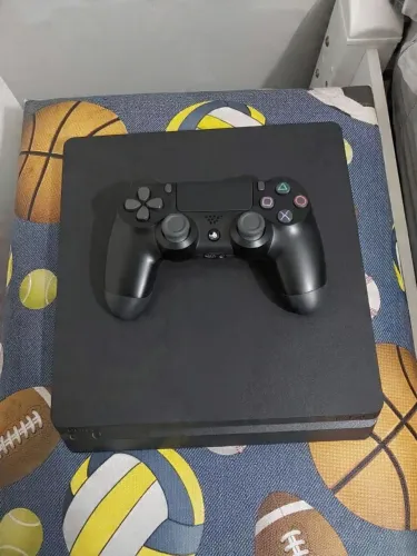 Ps4 slim 1tb com 1 controle e 1 jogo