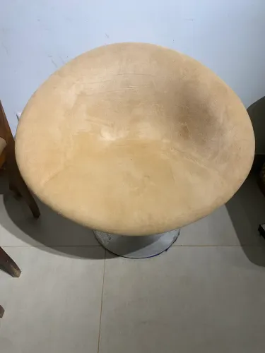 Poltrona giratória bege estofada - bonita e versátil