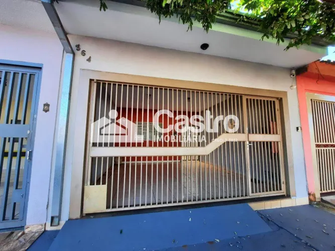 Casa com dois dormitorios no Jardim Primeiro de Maio