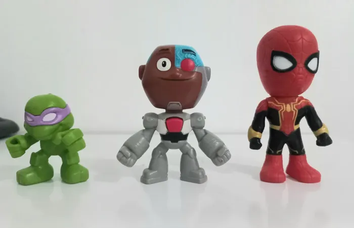 Bonecos brinquedos Cyborg, Donatelo e Homem aranha.