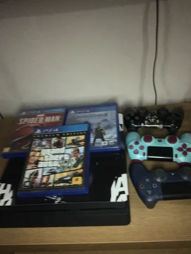 Vendo ps4 slim , com 3 controles e 3 jogos , gta 5 , spider man , goad of war!