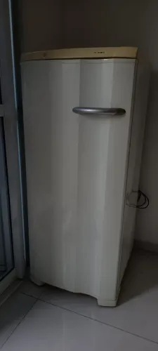 Freezer vertical Electrolux 145L