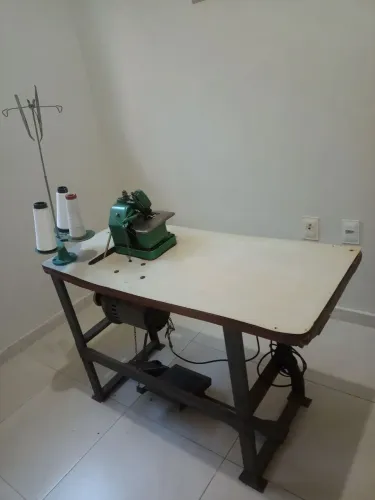 Máquina de costura semi industrial overlock funcionando perfeitamente