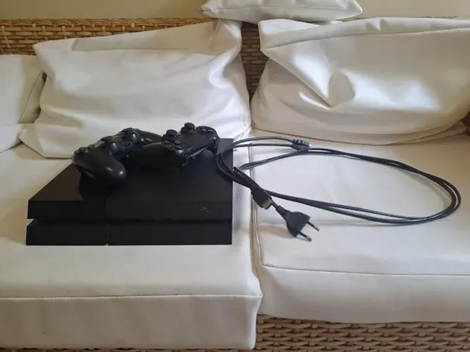 PS4 Fat Muito Conservado + 2 Controles + BRINDE (Game Stick Retrô na Caixa)