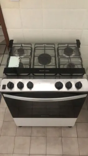 Fogão Brastemp branco 5 bocas com mesa de vidro, forno com duas grades 
