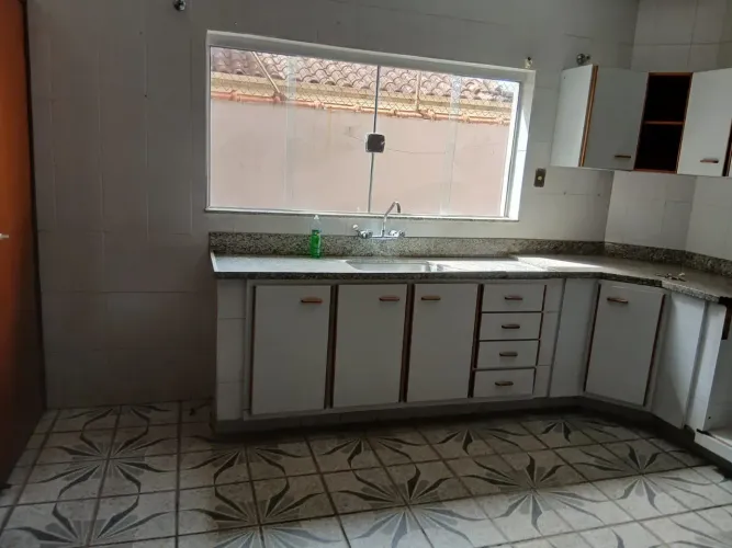 Locação sobrado - 300 - 3 quartos - 3 banheiros - 2 vaga de garagem- Franca - SP.