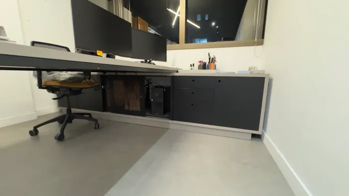 Mesa escritório com 3 módulos de armário