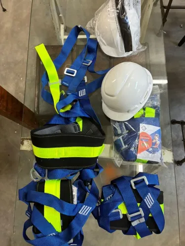 Kit NR35 com 22 unidades (capacetes, cinturões e talabartes)