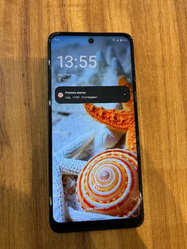 Vendo moto G22 com trincado na tela mas não interfere, touch funcionando perfeitamente.