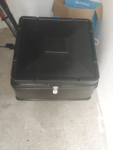 Suporte Baú 90 Litros Universal Novo - Já com suporte e parafusos.