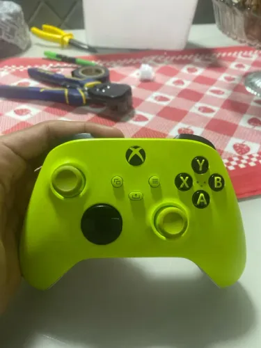 Controle Xbox one verde e branco