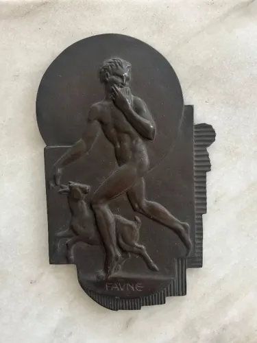 Escultura/placa provavelmente em bronze art Deco vintage representando deus grego 