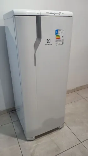 Geladeira Eletrolux re31