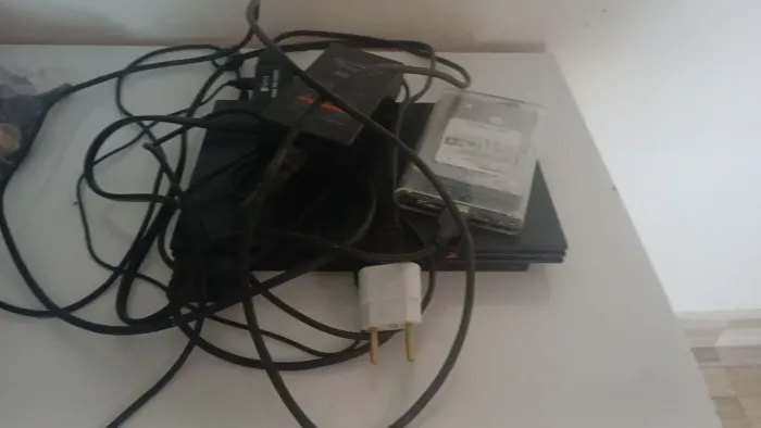PlayStation 2 em bom estado, acompanhando com adaptador e 4 controles 