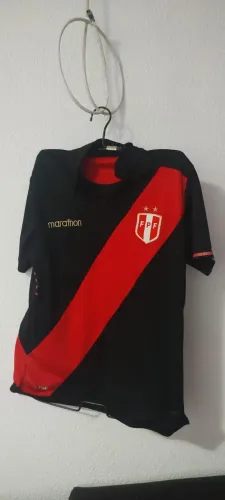 Camisa Seleção do Peru Away (preta faixa diagonal vermelha) - Estilo Clássico