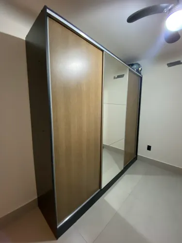 Vendo guarda-roupa lindo, com espelho