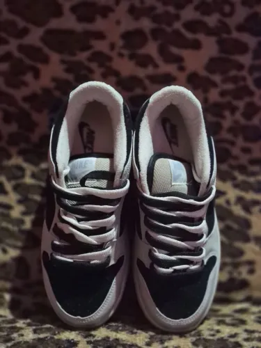Tênis da nike nunca usado. Comprei e não deu certo no pé da minha esposa pontuação 38