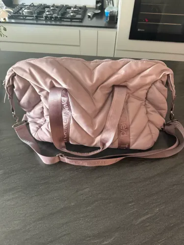 Mala Duffel Matelassê Track&Field lilás 