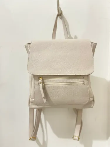 mochila em couro legítimo off white | nova | feminina | birô