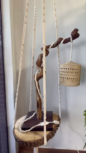 Luminária boho com suporte orgânico