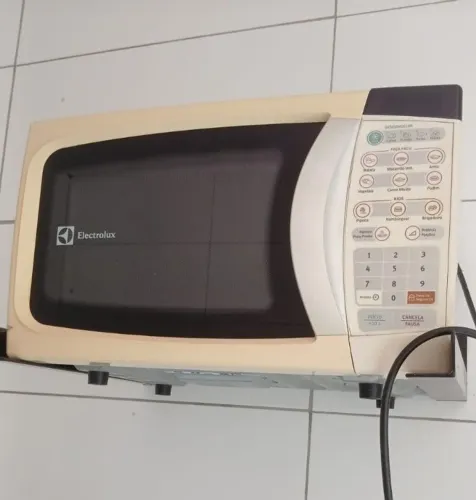 Vendo microondas( funcionando bem) só o botão de liga que não n funciona. 