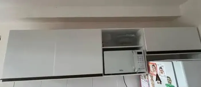 Vende-se armário semi novo.