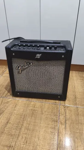 Amplificador Fender mustang i profissional 