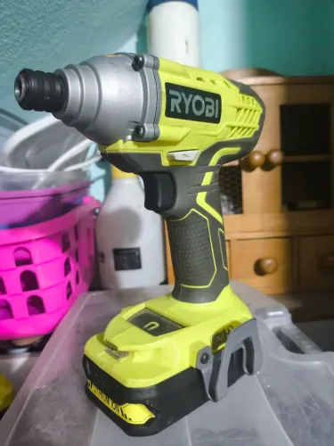 Parafusadeira de impacto Ryobi. Com uma bateria e carregador