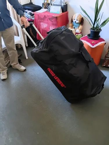 Vendo uma bolsa gigante com rodinhas e alca de transporte